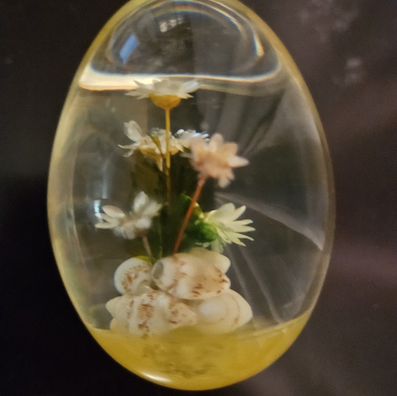 Acrylic egg with dried flowers - Picture 2 of 2
